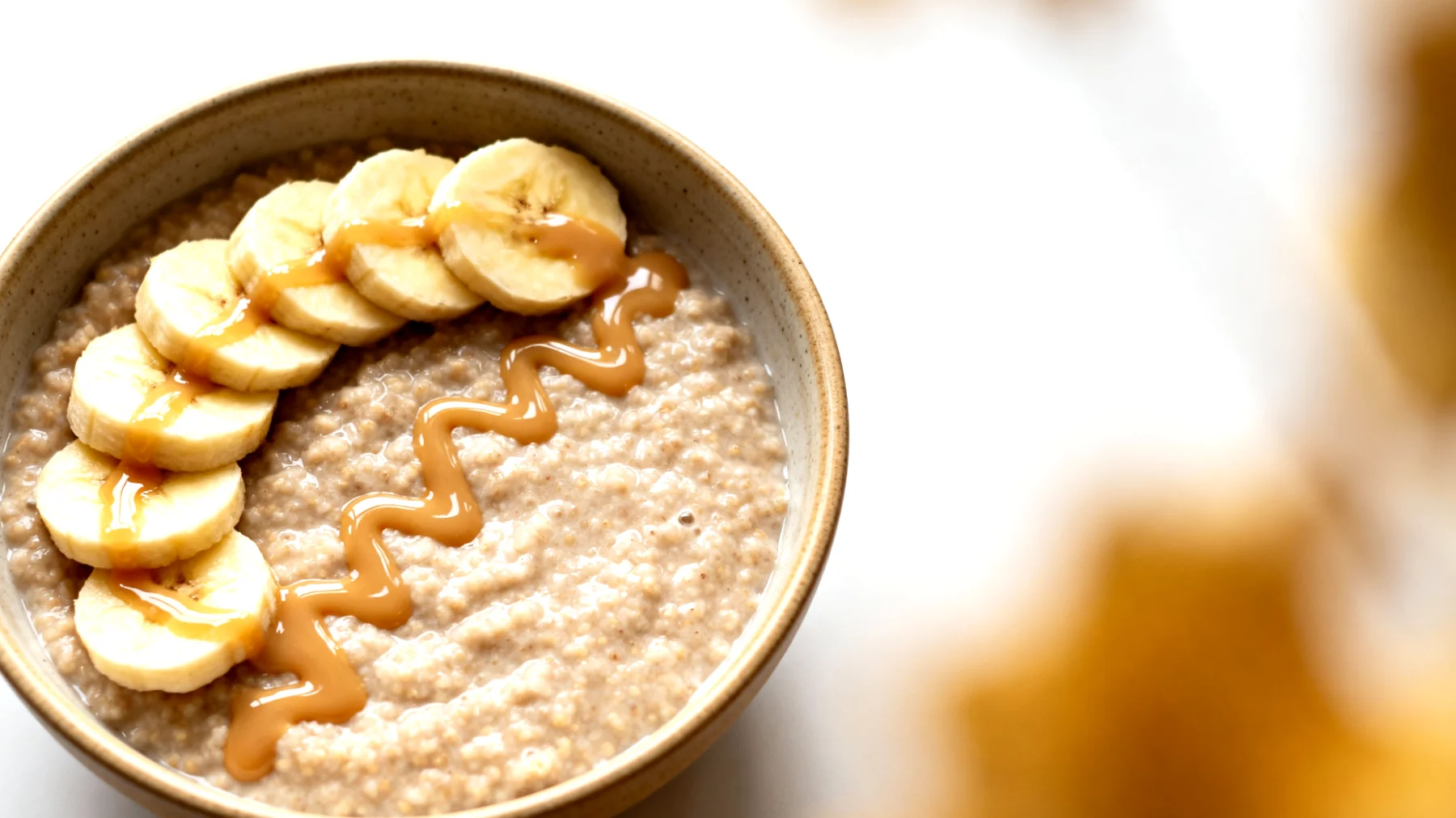 Amaranth-Porridge mit Tahini und Banane"