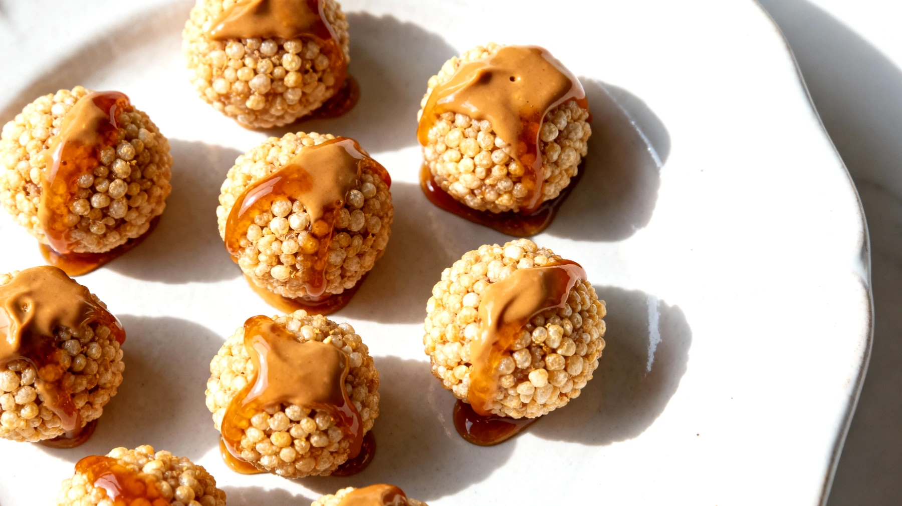 Amaranth-Puffbällchen mit Mandelmus und Dattelsirup"