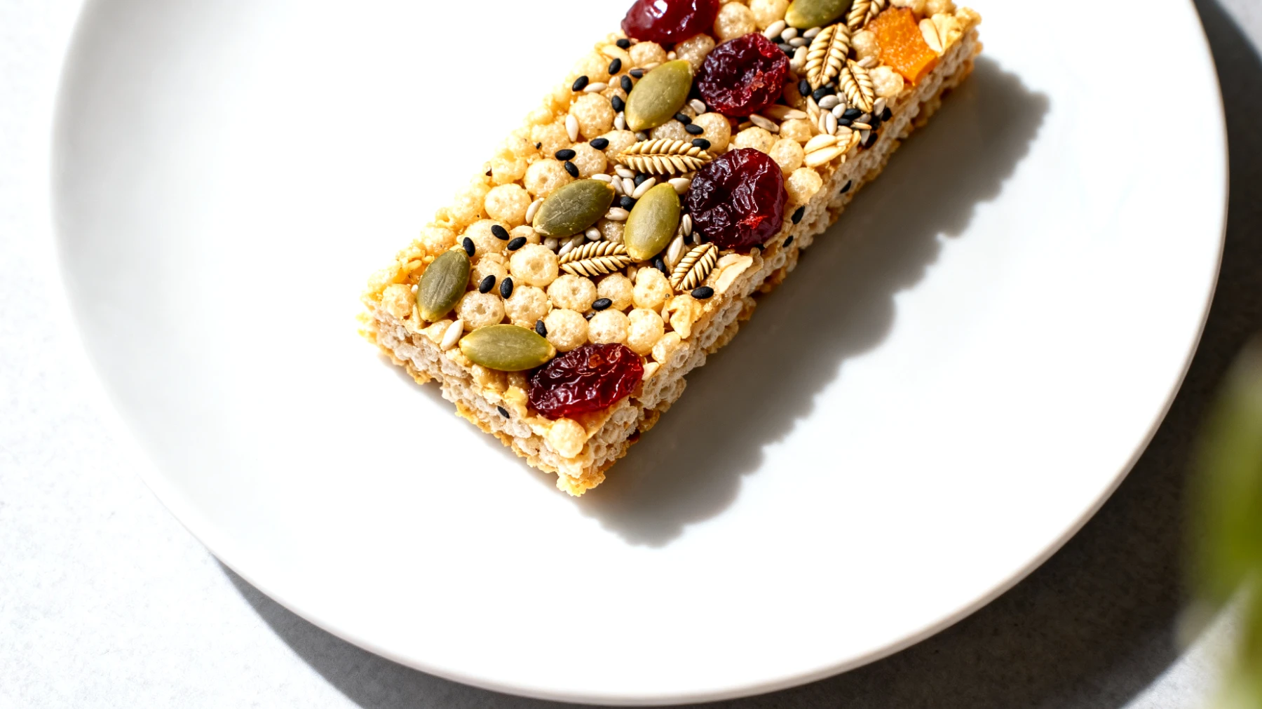 Amaranth-Puffed-Riegel mit Hanfsamen, Kürbiskernen und getrockneten Sauerkirschen"