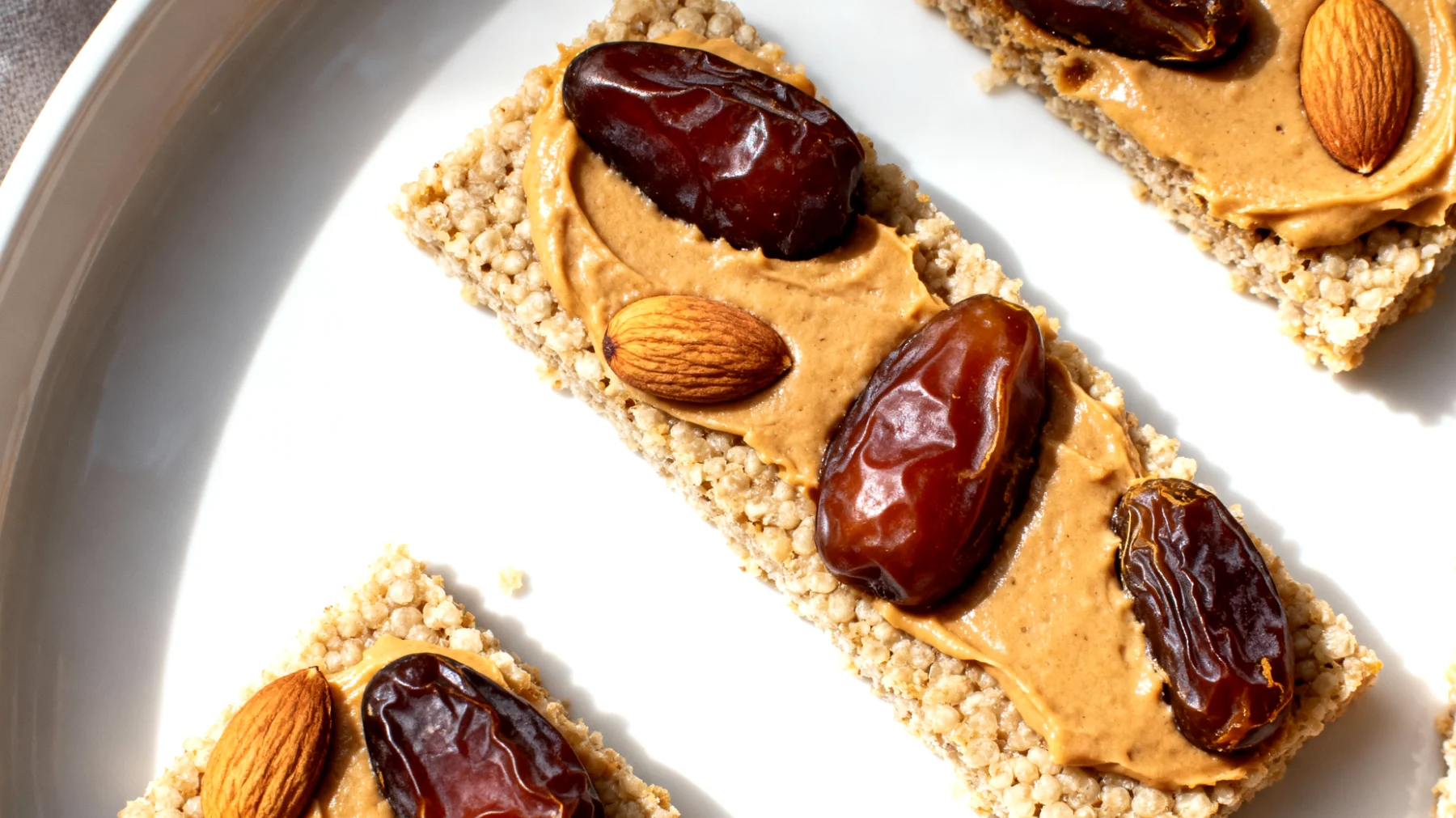 Amaranth-Riegel mit Mandelbutter und Datteln"