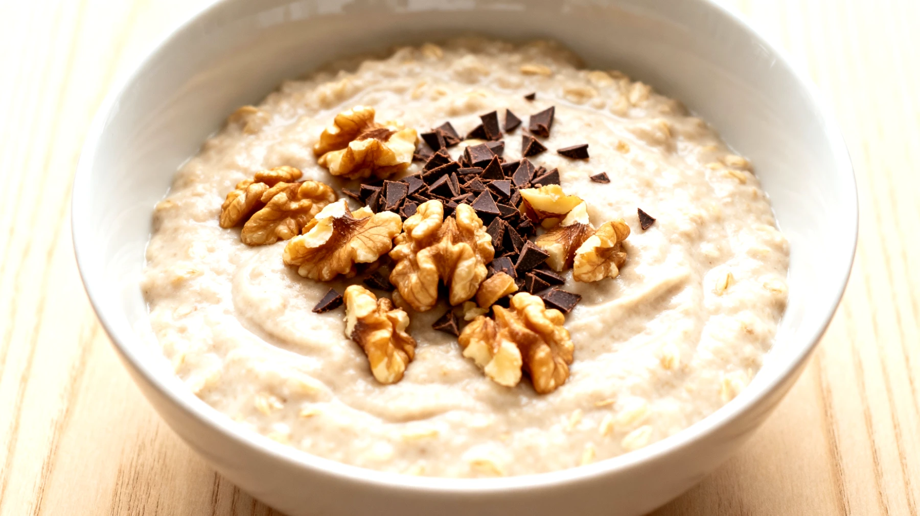 Ashwagandha-Hafer-Porridge mit Walnüssen und Kakao-Nibs"