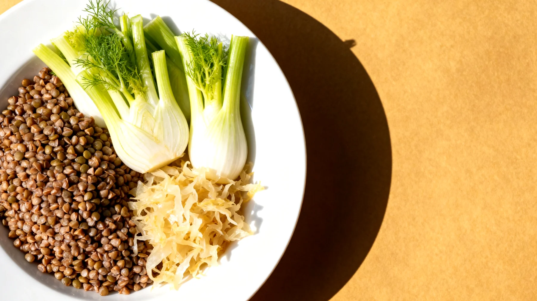 Buchweizen-Bowl mit gedünstetem Fenchel, Linsen und Sauerkraut"