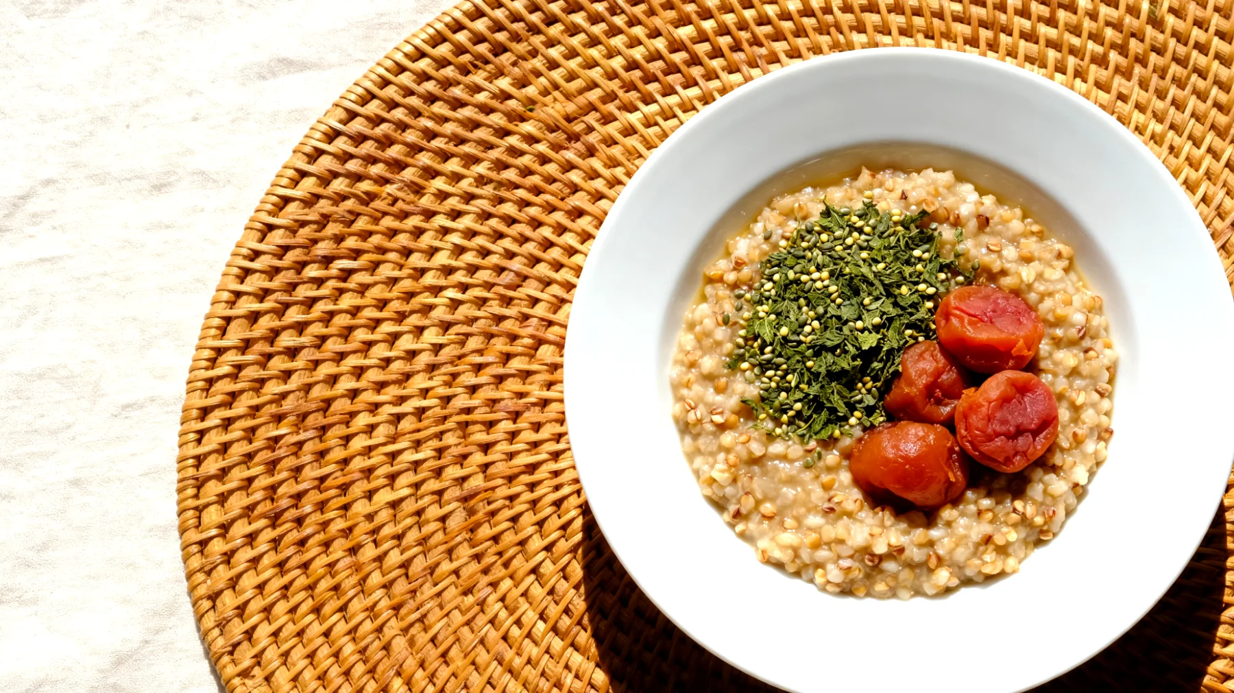 Buchweizen-Porridge mit Brennnesselsamen und fermentierten Pflaumen (Umeboshi)"
