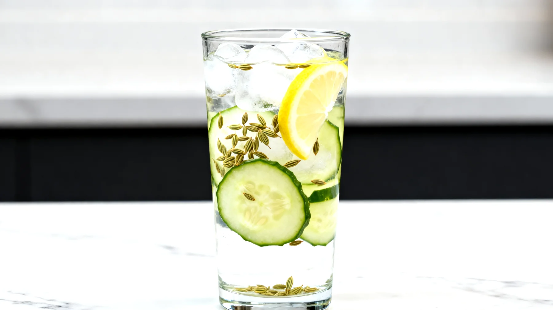 Gurkenwasser mit Fenchelsamen und Zitrone (kalt aufgegossen)"