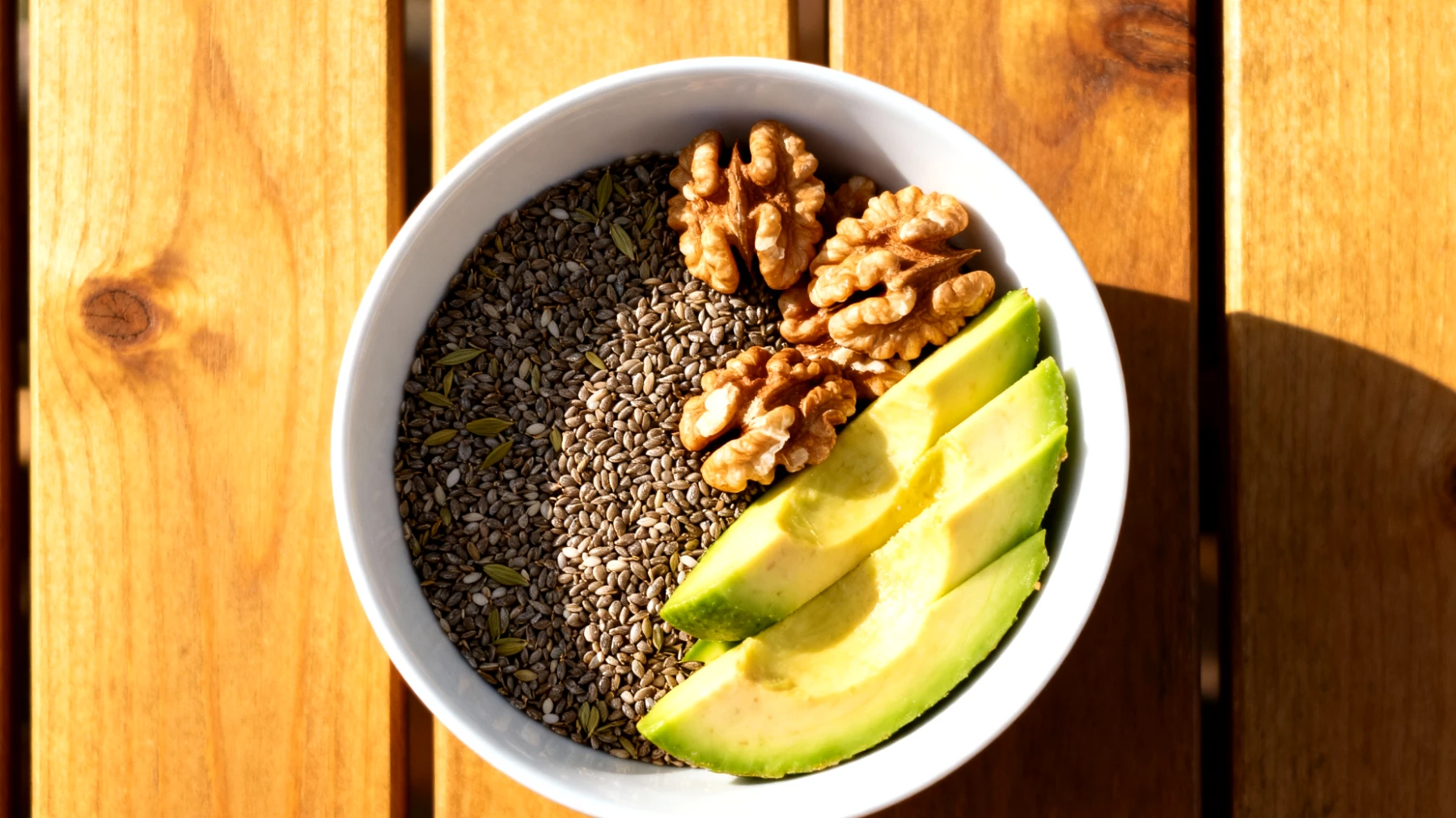 Hanfsamen mit Avocado und Walnüssen"