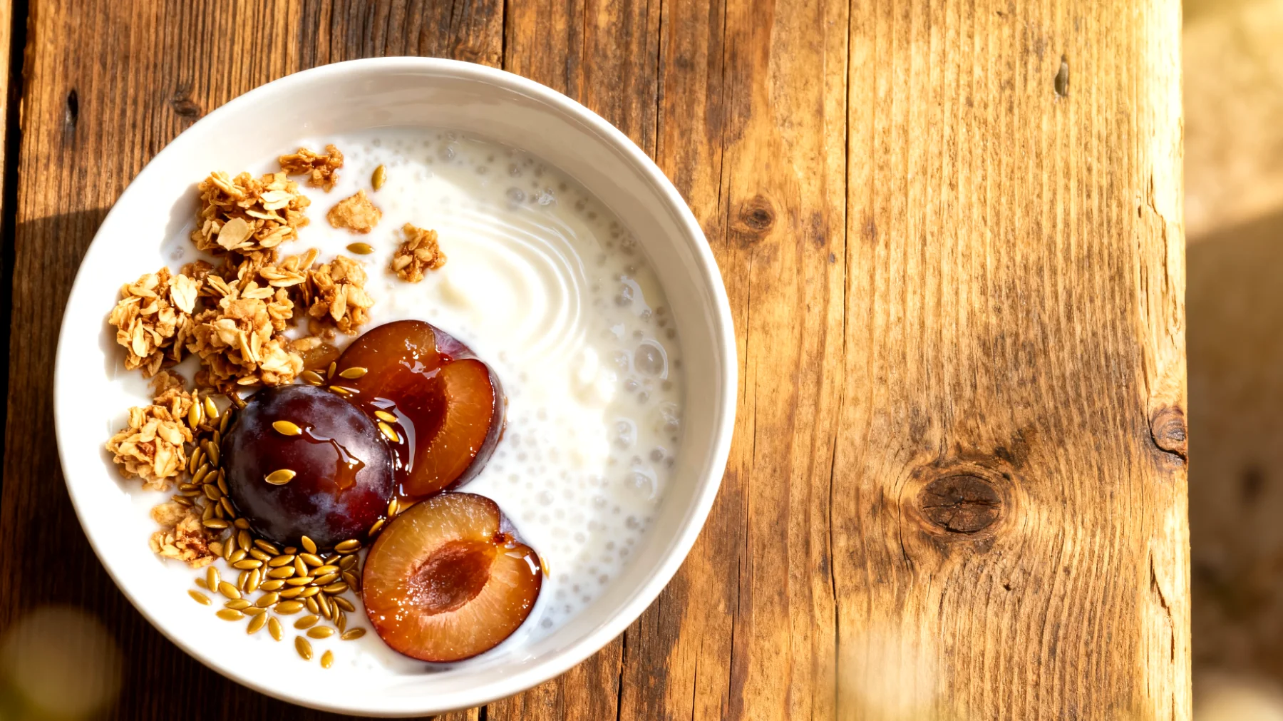 Kefir-Müsli-Bowl mit Leinsamen und gedünsteten Pflaumen"