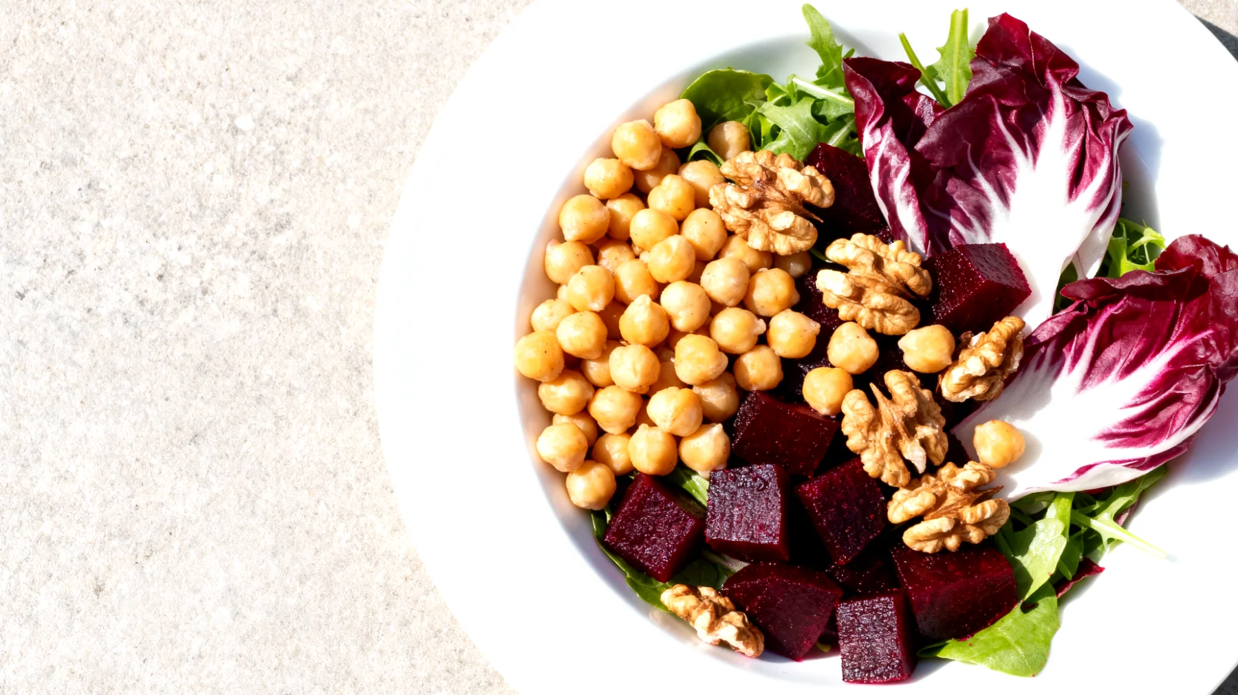 Kichererbsen-Walnuss-Salat mit Rote-Bete und Radicchio"