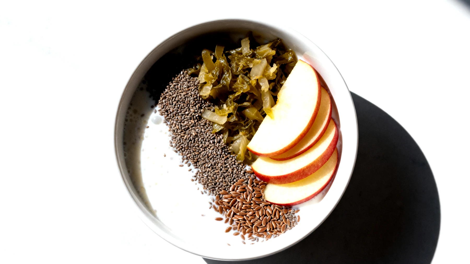 Leinsamen-Kefir-Bowl mit fermentiertem Gemüse und Apfel"