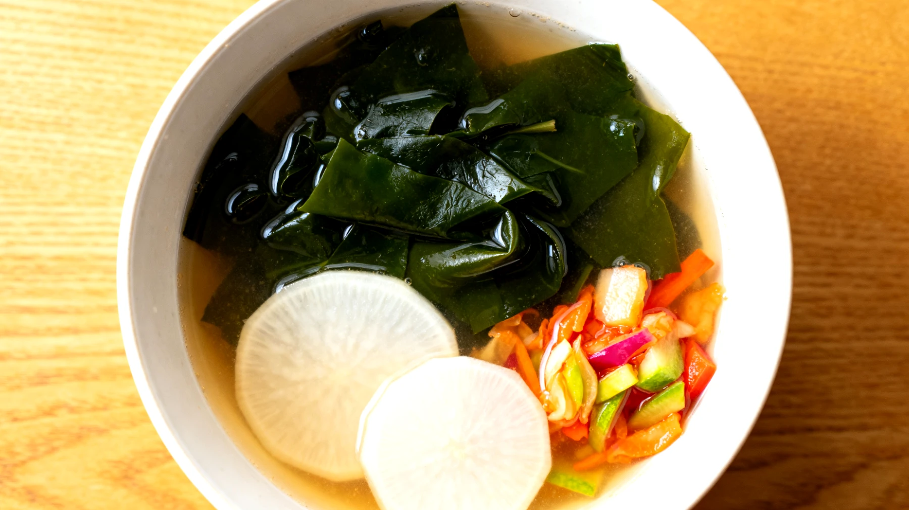 Miso-Suppe mit Algen (Wakame), Daikon-Rettich und fermentiertem Gemüse"