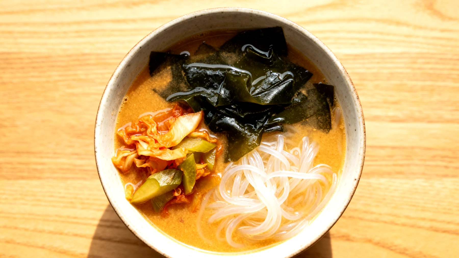 Miso-Suppe mit Algen (Wakame), Shirataki-Nudeln und fermentiertem Gemüse"