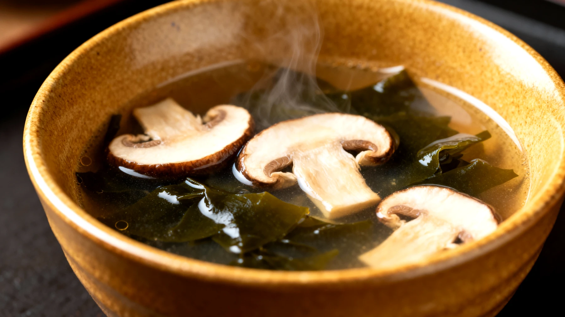 Miso-Suppe mit Shiitake-Pilzen und Wakame-Algen"
