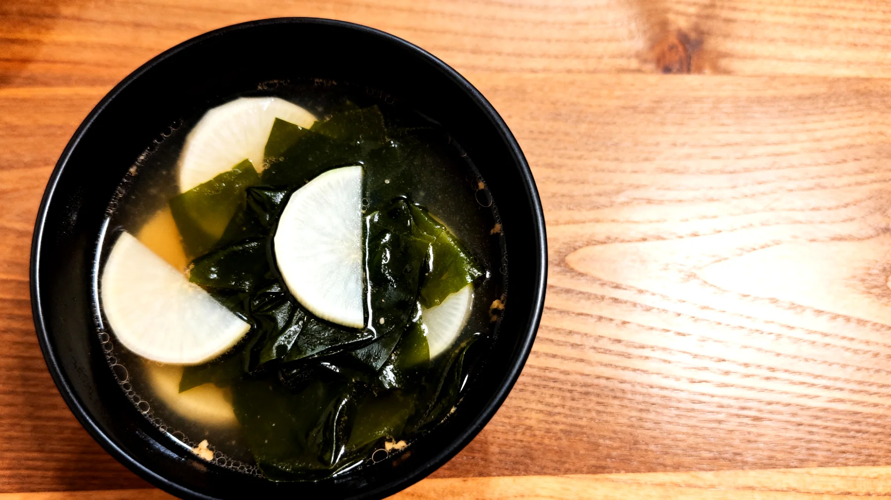 Miso-Suppe mit Wakame-Algen und Daikon-Rettich"