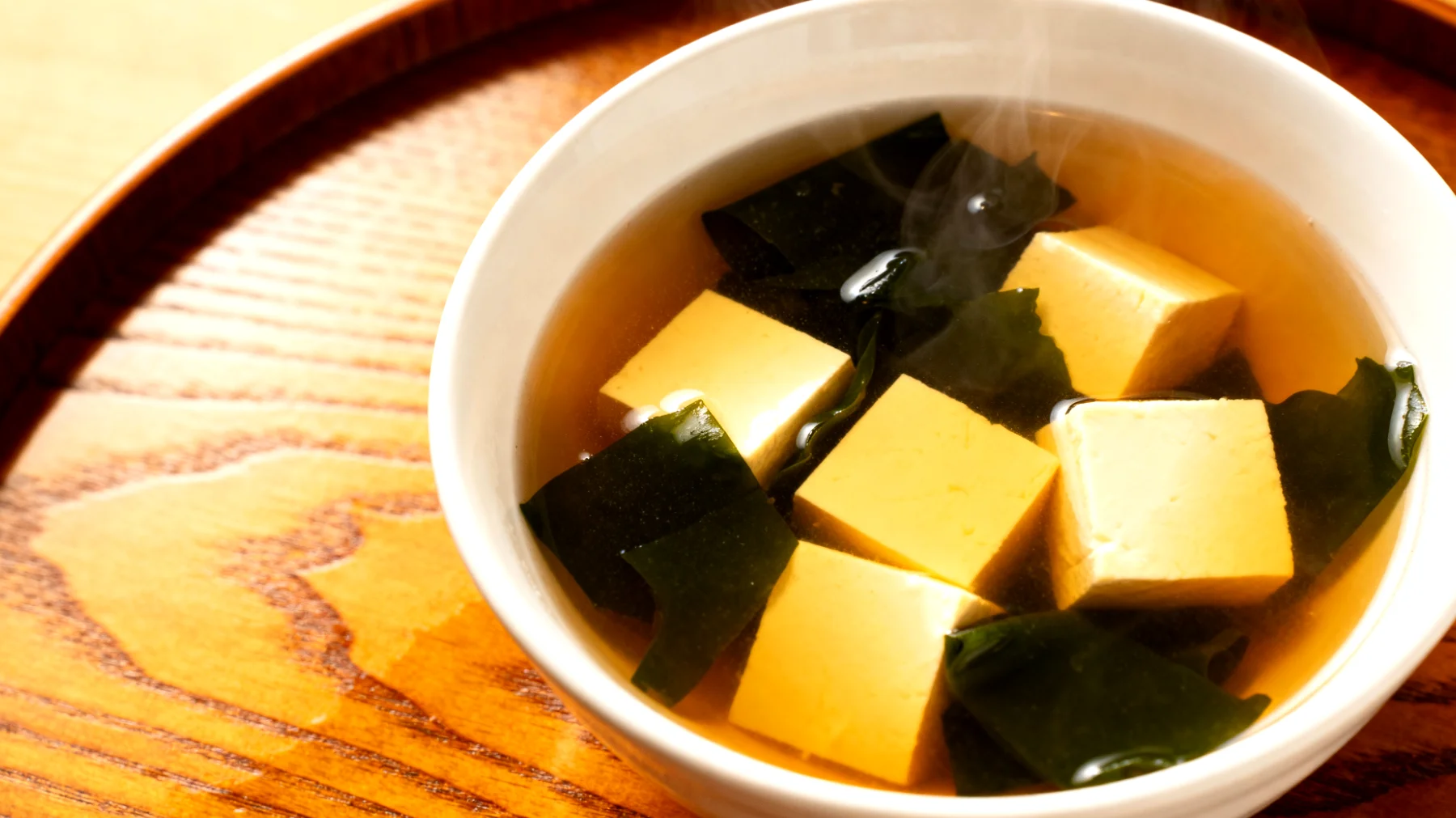 Miso-Suppe mit Wakame-Algen und Seidentofu"
