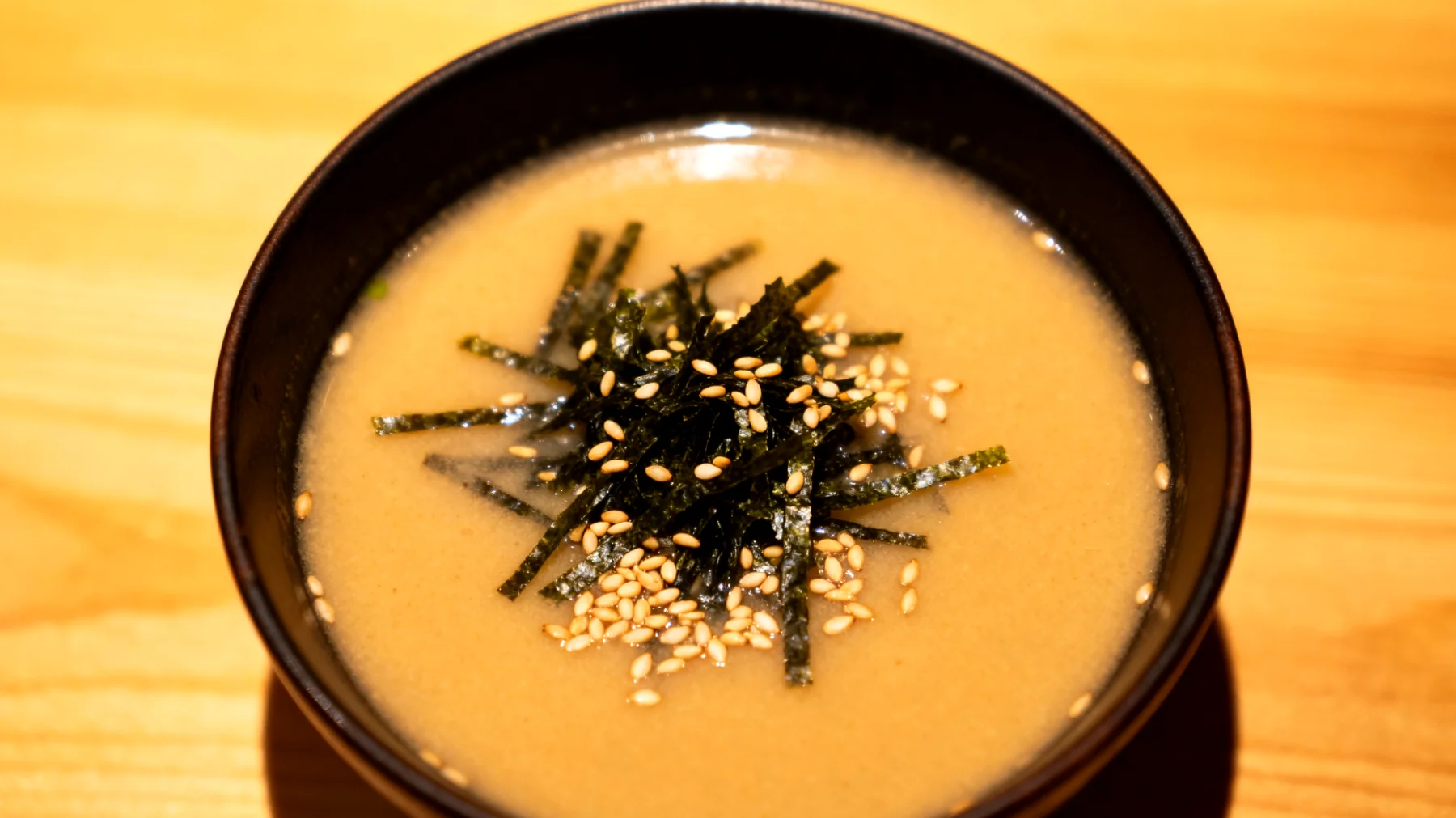 Miso-Suppe mit Wakame-Algen und Sesam"