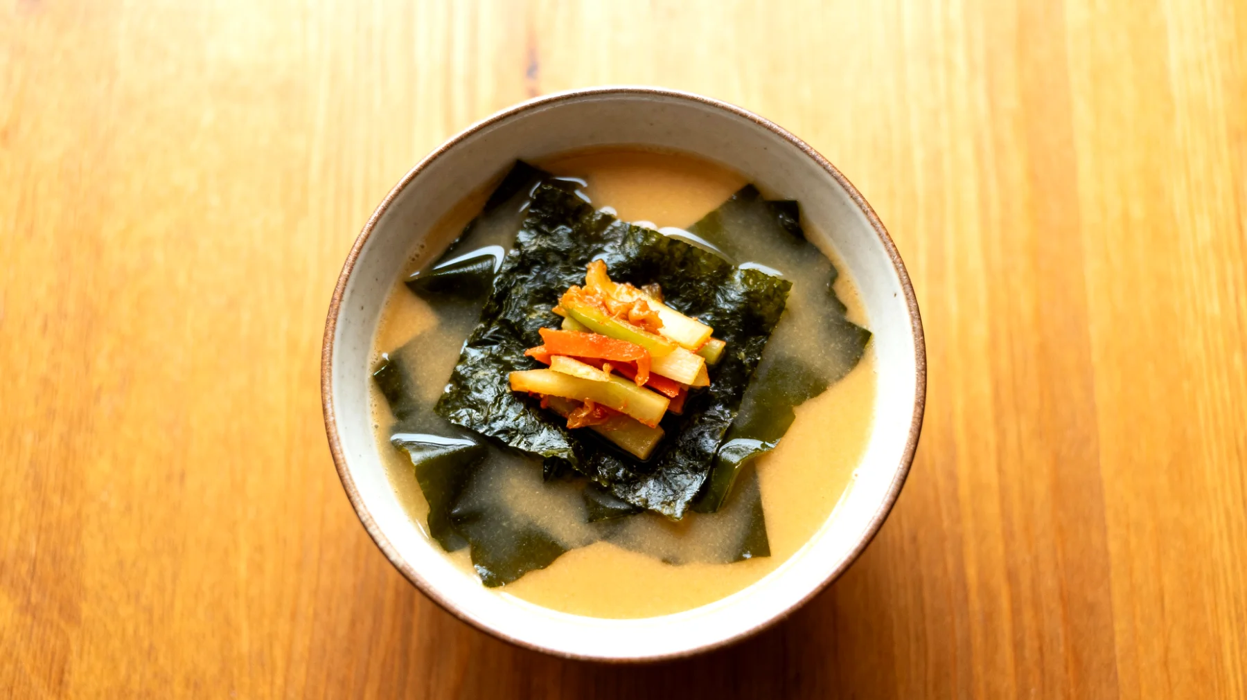 Miso-Suppe mit Wakame-Algen und fermentiertem Gemüse"