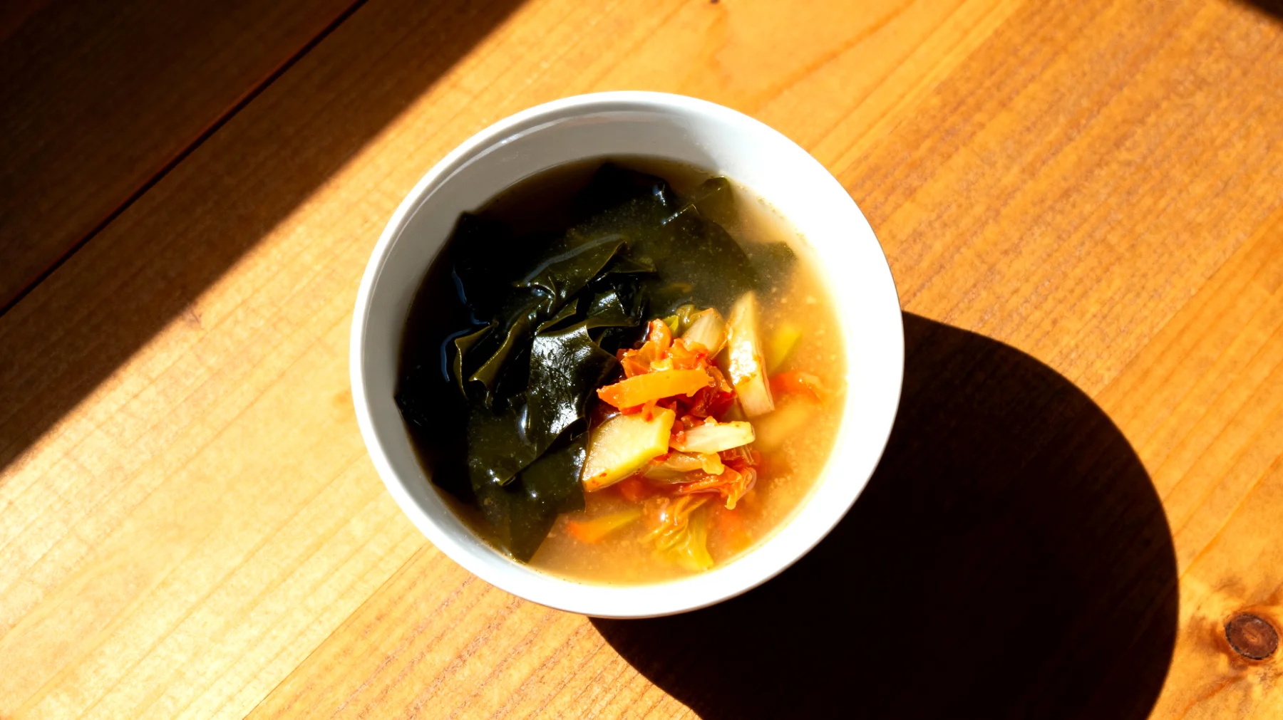 Miso-Suppe mit Wakame-Algen und fermentiertem Gemüse"