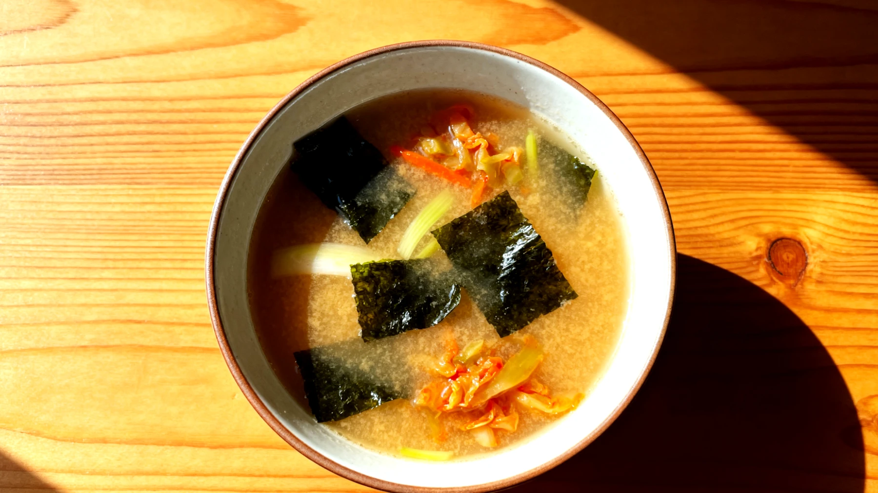 Miso-Suppe mit Wakame-Algen und fermentierten Gemüsen"