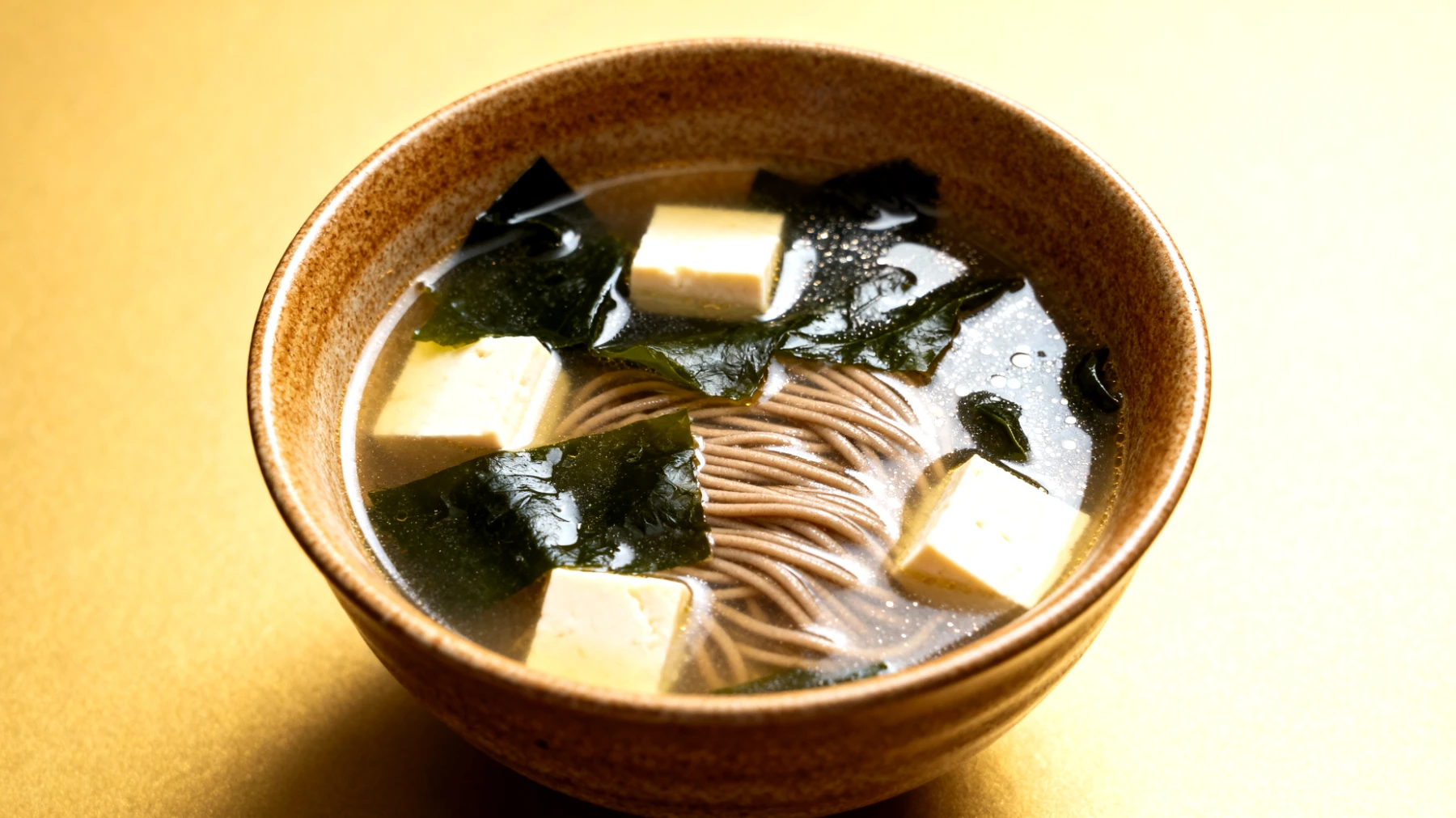 Miso-Suppe mit Wakame-Algen, Seidentofu und Buchweizennudeln (Soba)"