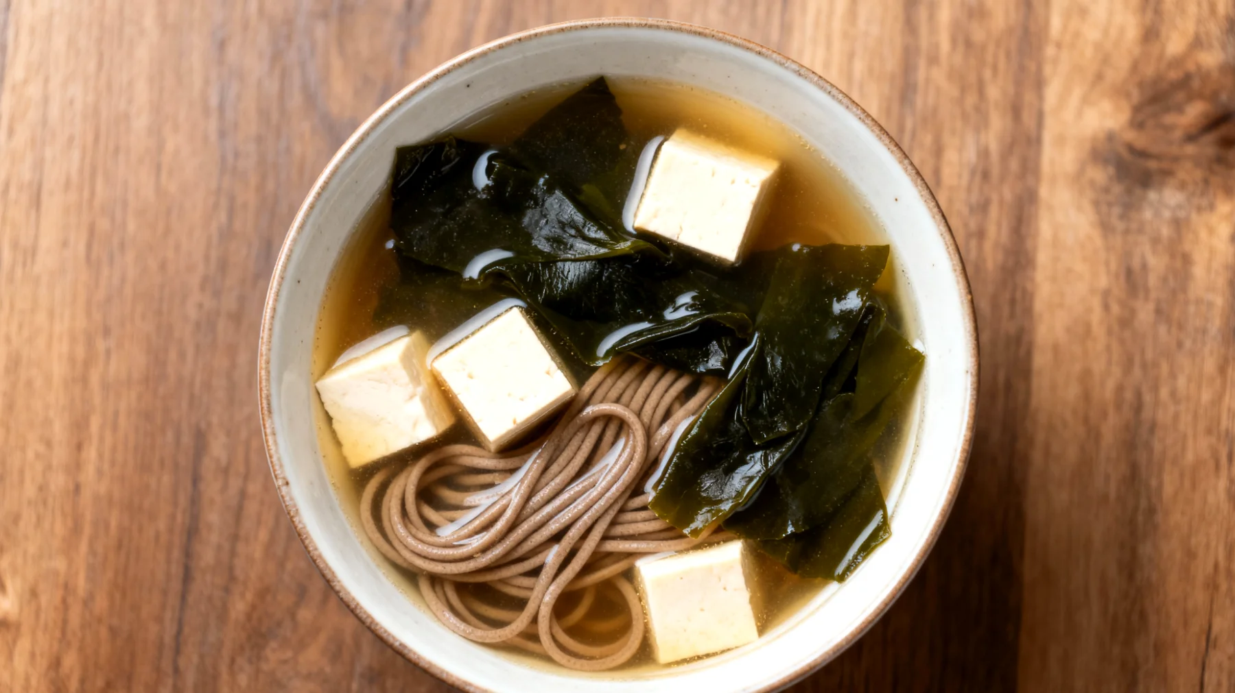 Miso-Suppe mit Wakame-Algen, Tofu und Buchweizennudeln (Soba)"