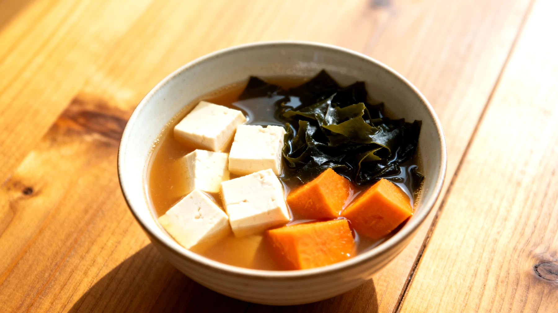 Miso-Suppe mit Wakame-Algen, Tofu und Süßkartoffel"