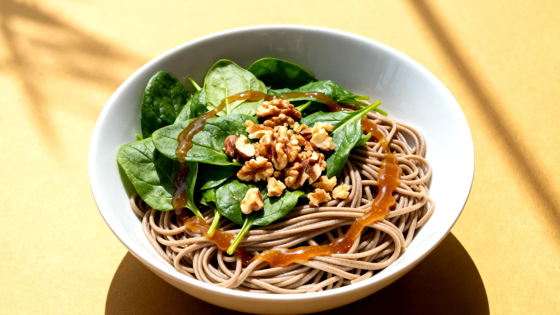 Soba-Nudeln mit Walnüssen, Spinat und Miso-Dressing"