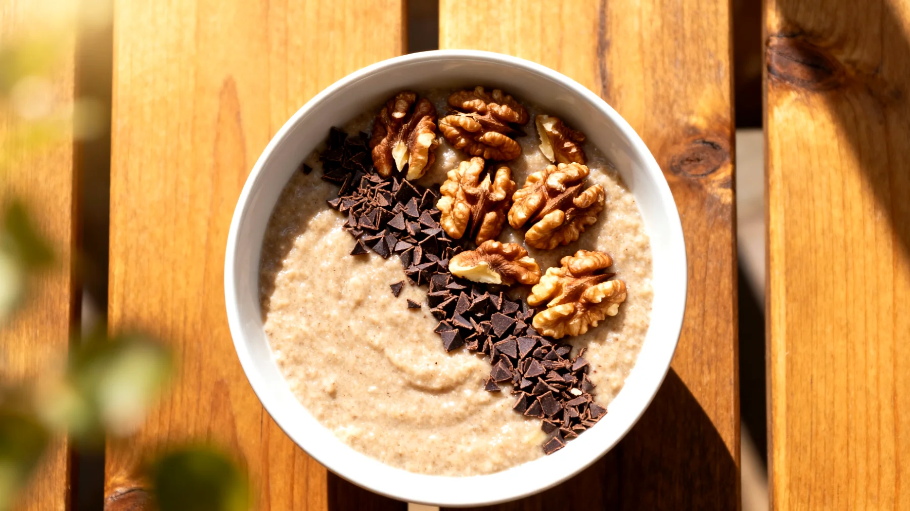 Amaranth-Bananen-Porridge mit Walnüssen und Kakao-Nibs"