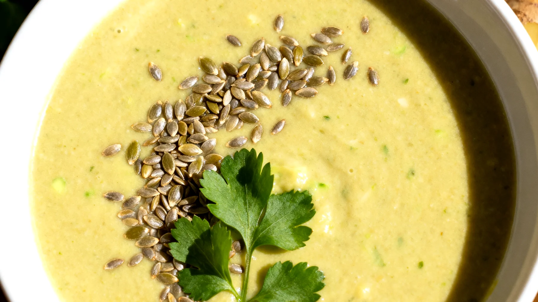 Avocado-Topinambur-Creme mit Hanfsamen"