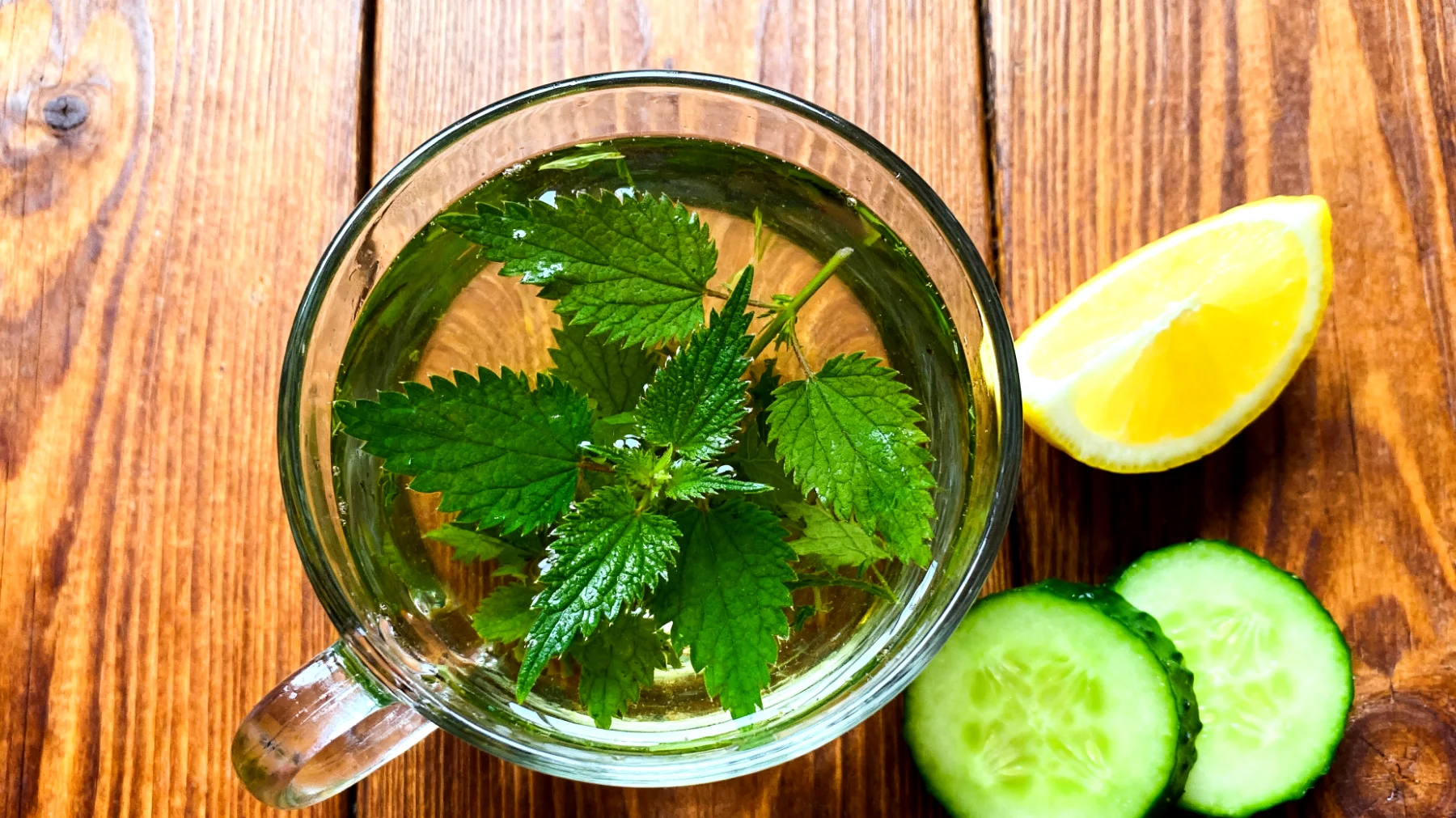 Brennnesseltee mit frischen Gurkenscheiben und Zitrone"