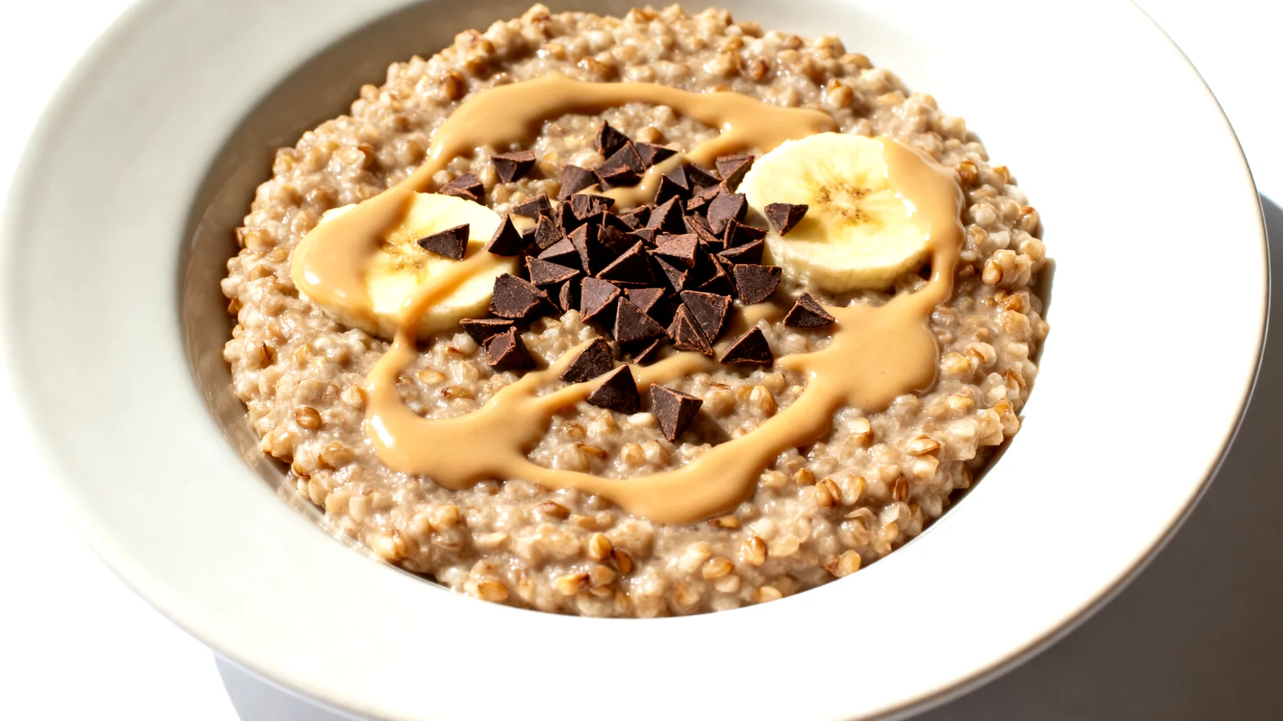 Buchweizen-Bananen-Porridge mit Tahini und Kakao-Nibs"