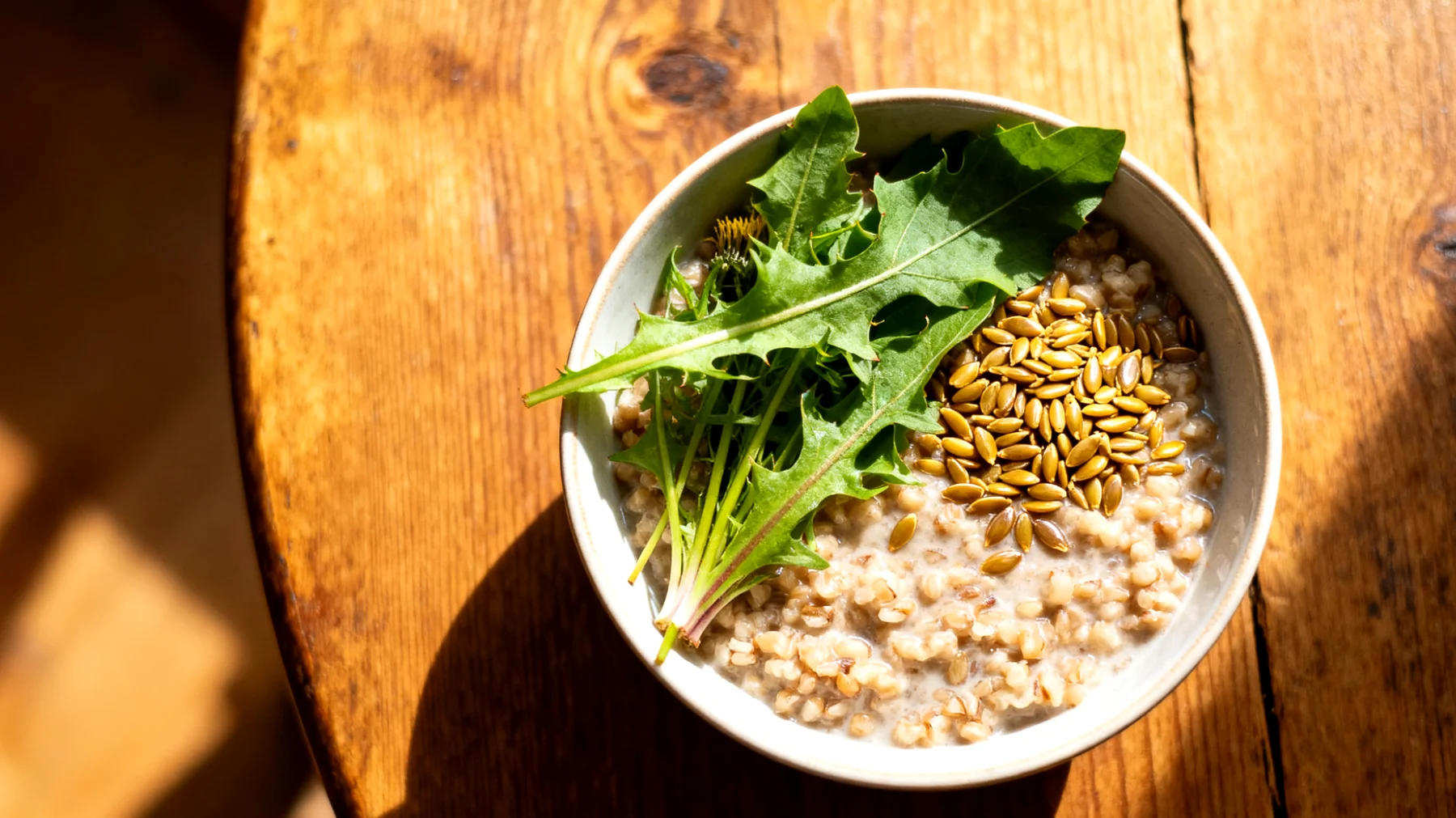 Buchweizen-Porridge mit Löwenzahnblättern und Leinsamen"