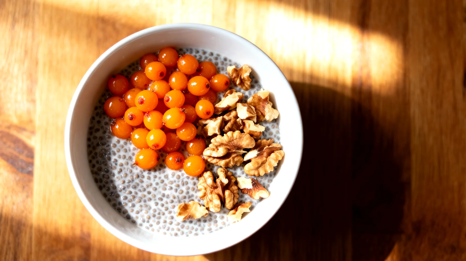 Chiasamen-Pudding mit Sanddornbeeren und Walnüssen"