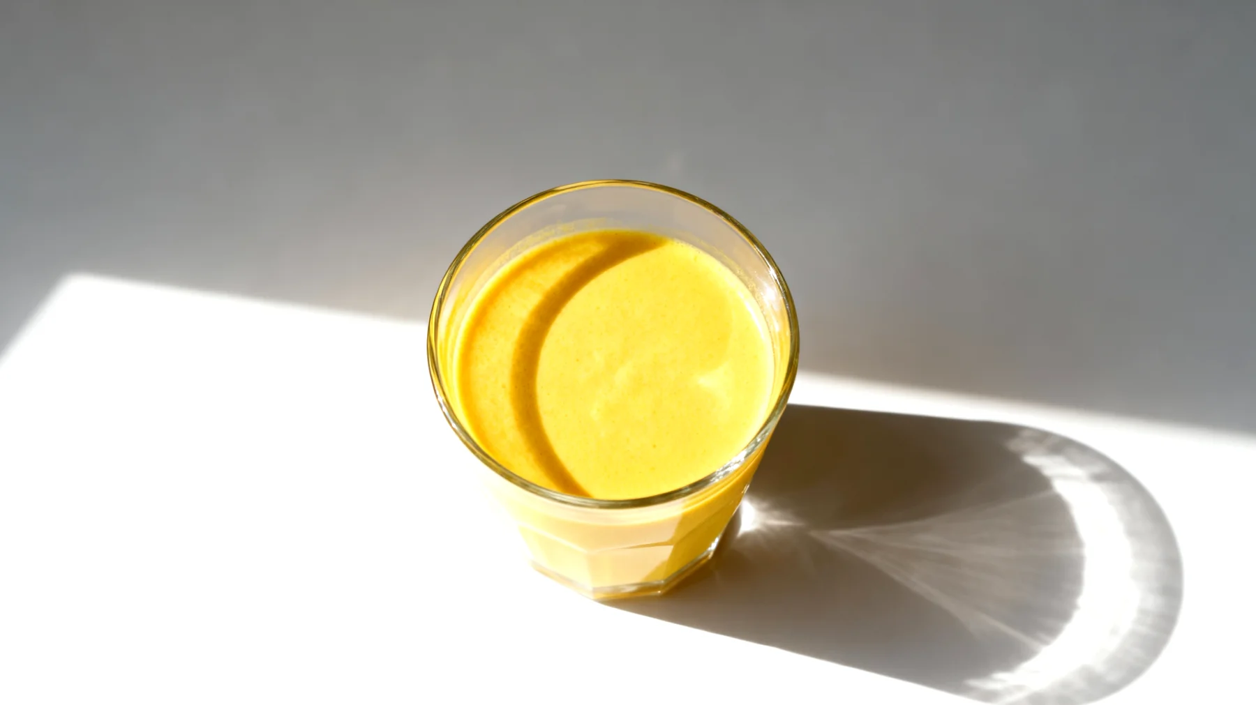 Goldene Milch mit Ashwagandha und Mandelmilch"