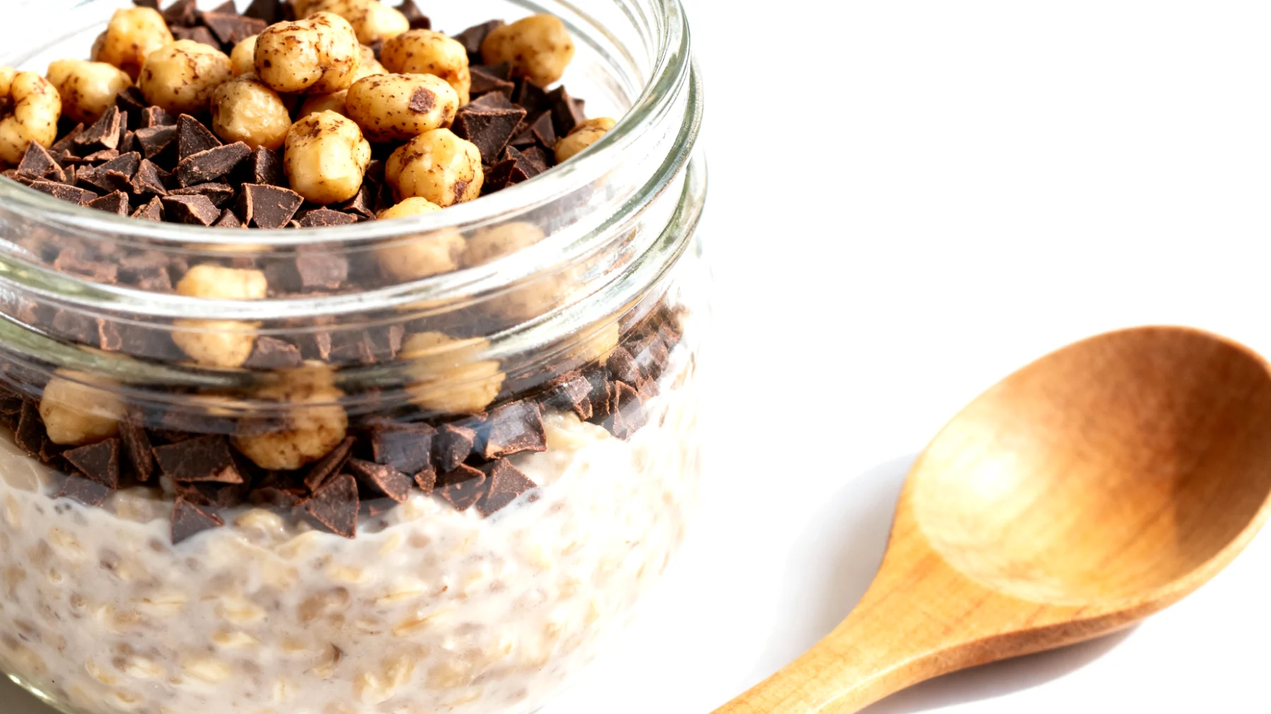 Hafer-Overnight-Porridge mit Tigernüssen (Erdmandeln) und Kakao-Nibs"
