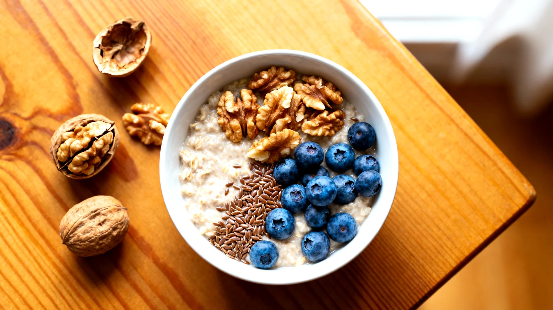 Hafer-Porridge mit Walnüssen, Leinsamen und Blaubeeren"