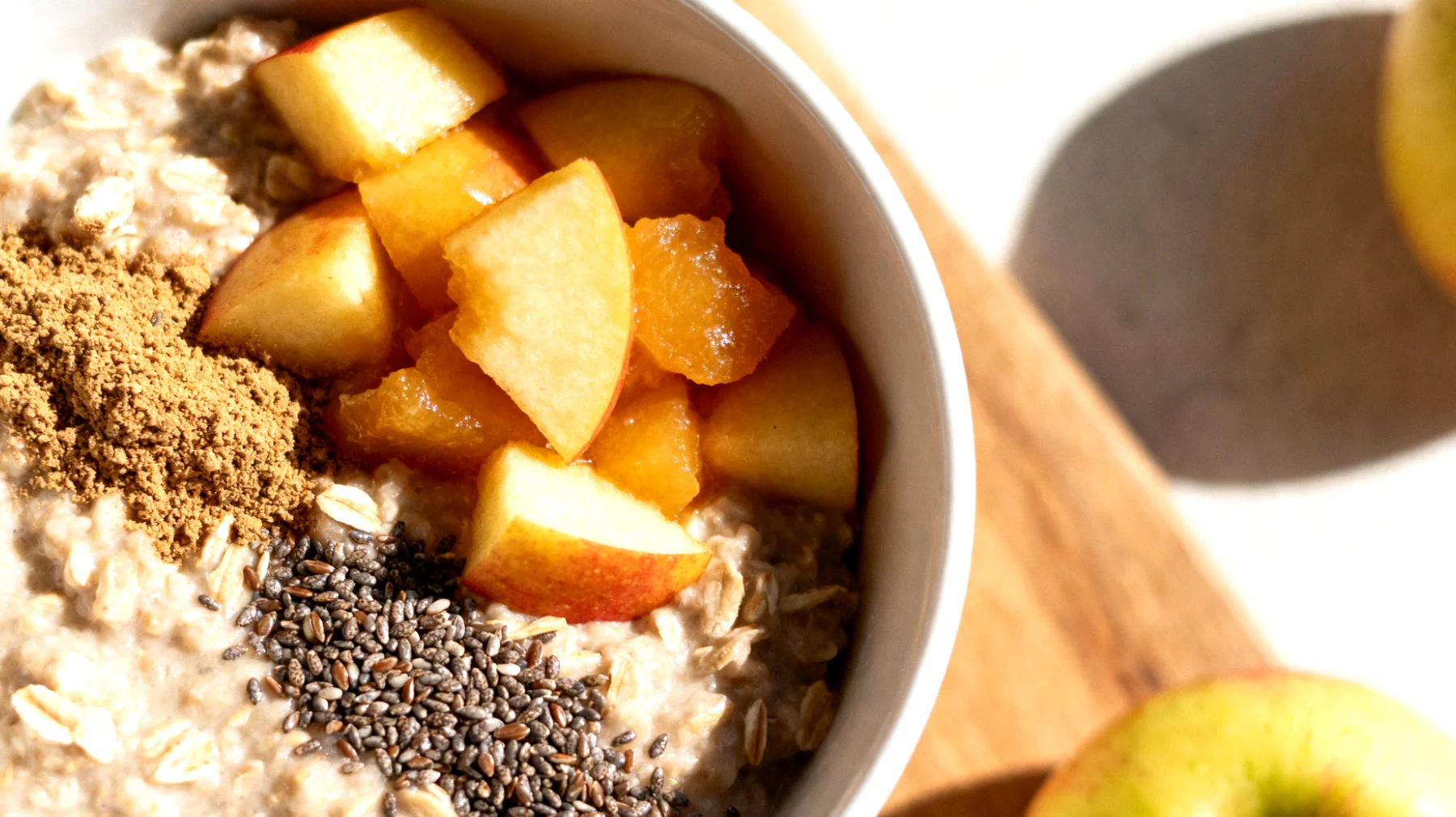 Haferbrei mit geschrotetem Leinsamen, Chiasamen und gedünsteten Äpfeln"