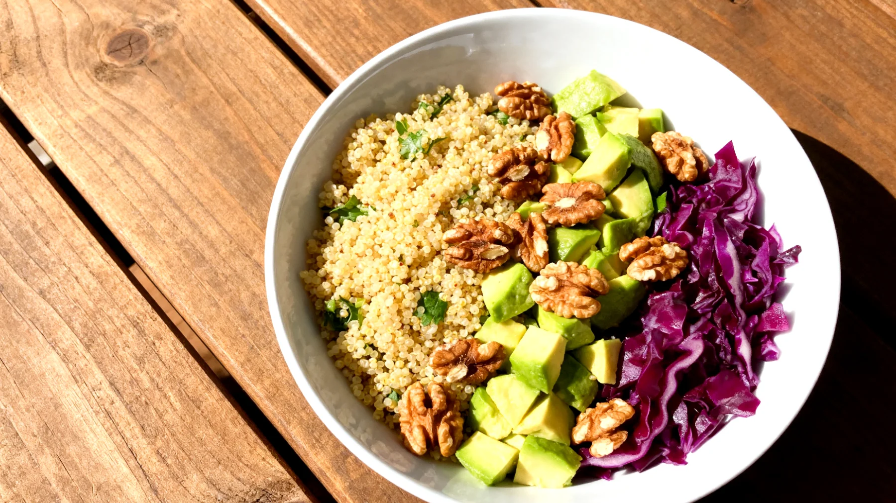 Hirsesalat mit Walnüssen, Rotkohl und Avocado"