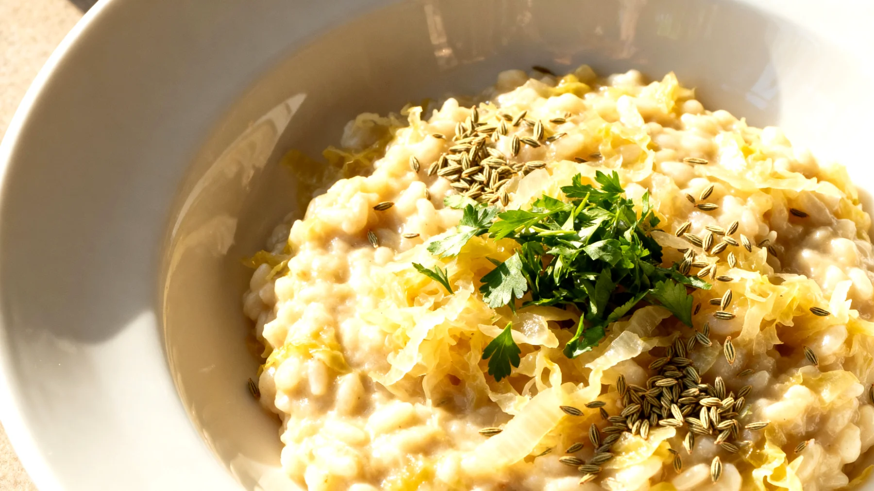 Hirsotto mit Sauerkraut und Kümmel"