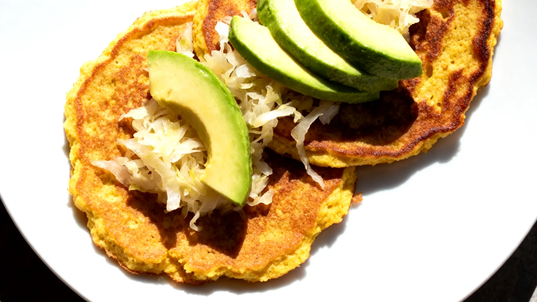 Kichererbsen-Pancakes mit Avocado und Sauerkraut (herzhafte Pfannkuchen aus Kichererbsenmehl)"