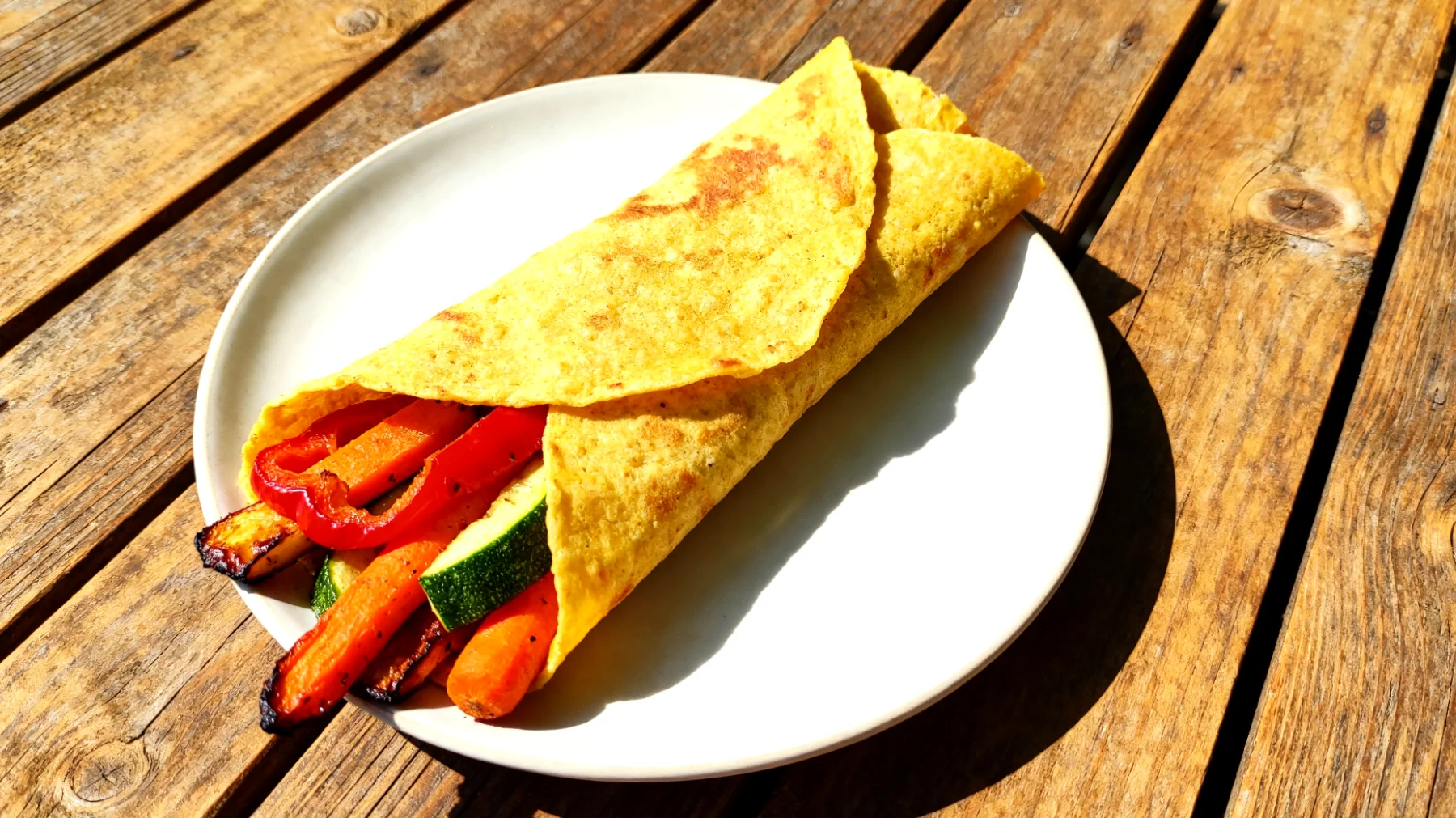 Kichererbsen-Pfannkuchen mit Gemüsefüllung (Socca-Wrap)"