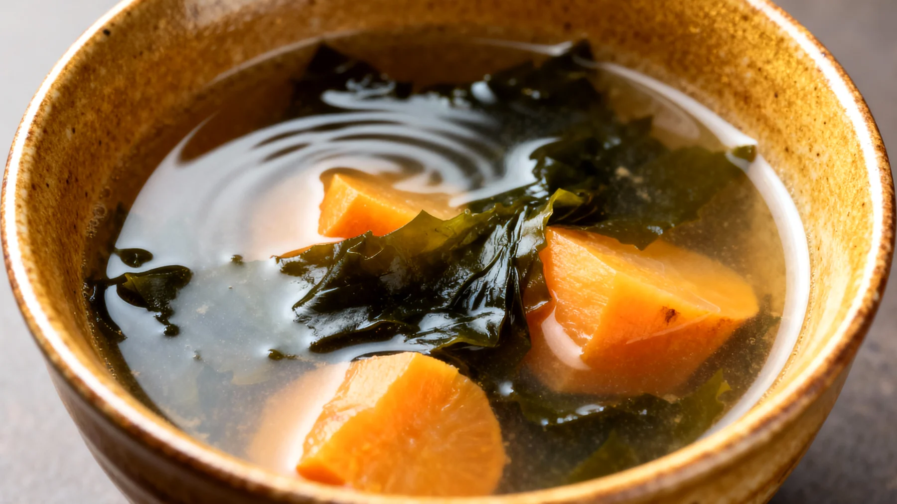 Miso-Suppe mit Wakame-Algen und Süßkartoffel"