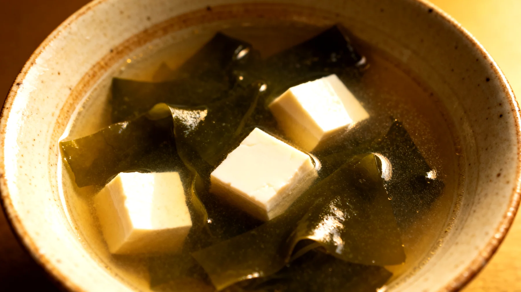 Miso-Suppe mit Wakame-Algen und Seidentofu"