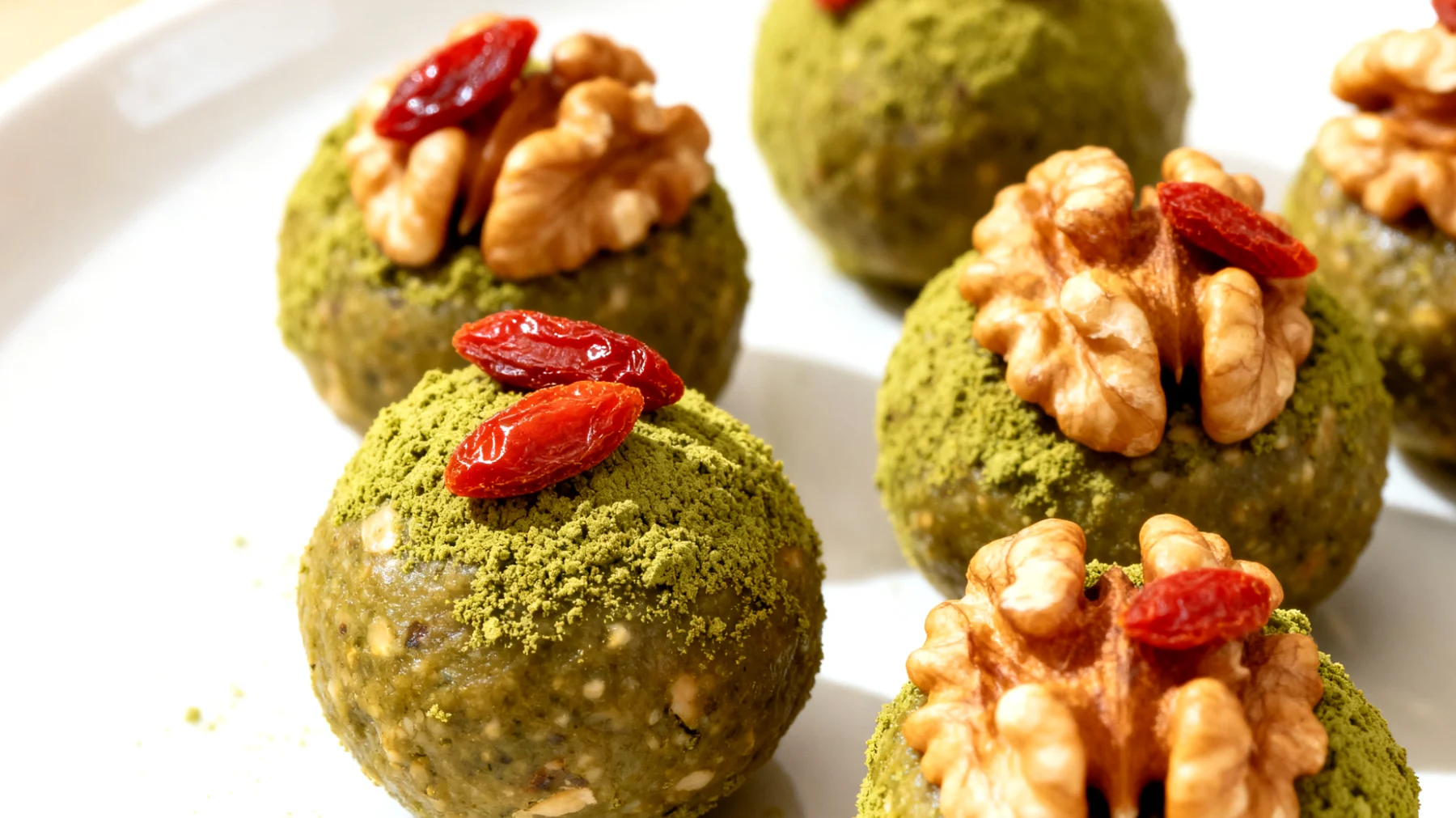 Walnuss-Matcha-Energiebällchen mit Goji-Beeren"